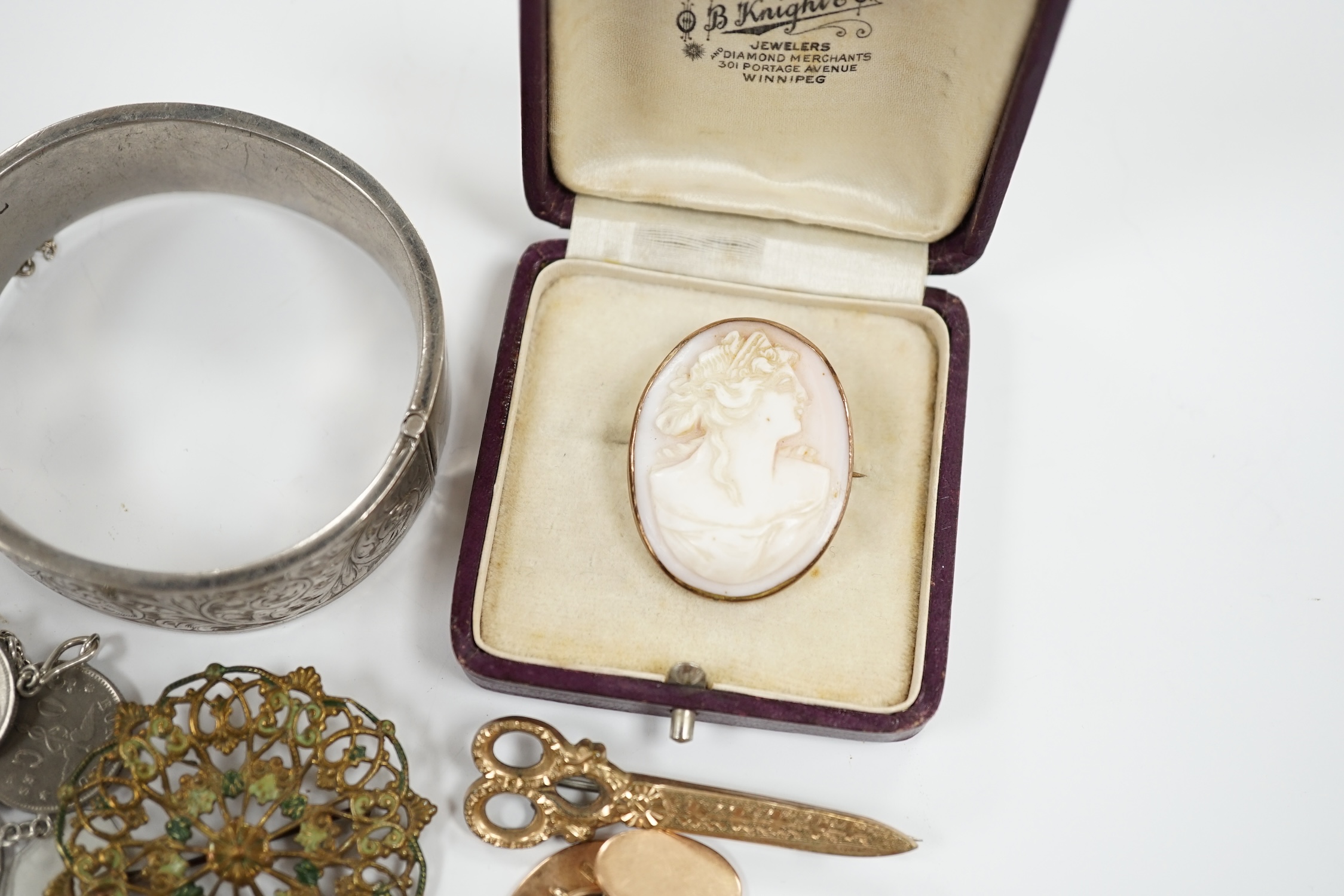 Sundry jewellery, including a pair of 9ct gold oval cufflinks, a 9ct gold safety pin, silver hinged bangle, etc.